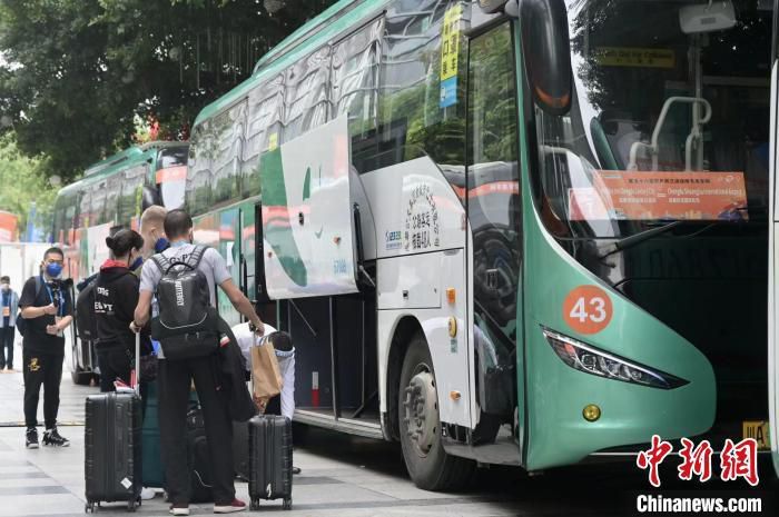 说着，他又补充一句：不过要接触，就最好先从你外公或者你二舅开始，据我所知，安家这一代人里，真正有话语权的，是你二舅安凯风，你妈离开安家之后，安家很多业务都是你二舅接手，而且做得也非常不错，你外公早就把你二舅定为安家的接班人了。